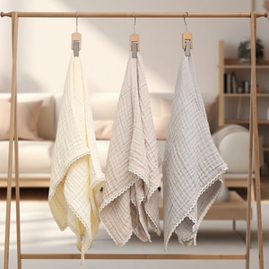Sechslagige Baby-Mull-Badetuch aus Baumwolle mit Spitzenkante in Gelb, Beige und Grau