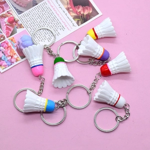 Bunte Mini-Federball-Schlüsselanhänger in Pink, Grün und Blau mit Silberringen