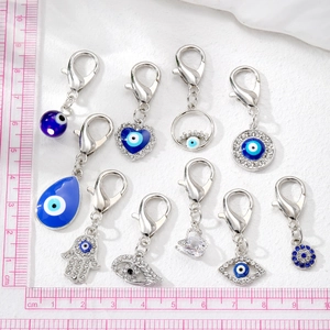 Set di 10 ciondoli Occhio del Male e Mano di Fatima in argento con strass blu e moschettoni