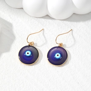 Σκουλαρίκια Evil Eye σε βαθύ μπλε με χρυσά μεταλλικά άγκιστρα σε λευκή πέτρα