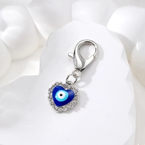 Ciondolo per cani a mini cuore Occhio del Diavolo con cristalli e smalto blu lucido