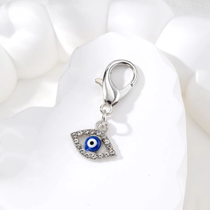 Vista macro dettagliata del portachiavi occhio greco argento con smalto e strass lucidi