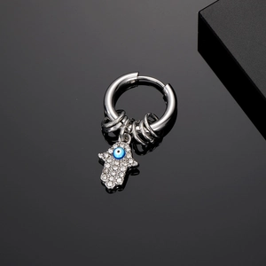 Dettaglio dell'orecchino a cerchio argento con mano di Fatima e amuleto malocchio