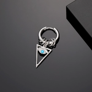 Dettaglio orecchino occhio del diavolo argento con pietra blu e pavé di cristalli