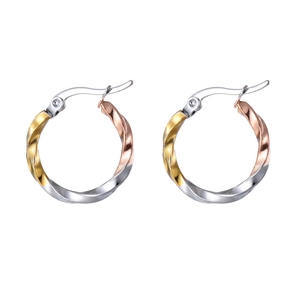 Detail von gedrehten Creolen in Gold, Silber und Roségold mit sicherem Schnappverschluss