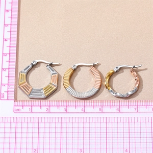 Dreiteiliges Set Creolen in Gold, Silber und Roségold mit gedrehtem und geometrischem Design