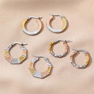 Edelstahl Dreifarbige Creolen Gold Silber Roségold Gedreht Geometrisch Gestreift Für Herren Damen Unisex Modeschmuck