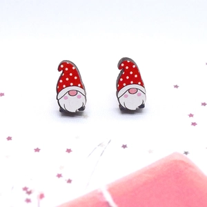 Vista detallada de pendientes de madera con diseño de gnomo navideño y gorros de puntos