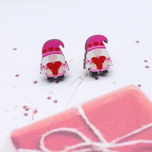 Primer plano de pendientes de madera de gnomos de San Valentín con corazones rojos