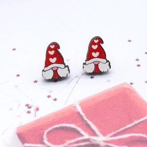 Vista macro detallada de pendientes de gnomo de madera con sombreros de corazones
