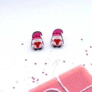 Vista macro de pendientes de gnomo de madera con corazón rojo para el día de San Valentín