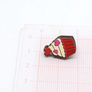 Detalle de pendientes de madera cortados con láser con forma de cupcake y diseño corazón