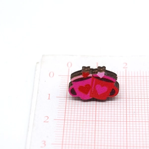 Vista detallada de los pendientes de madera de taza de café, medidas 1,8cm x 1,2cm con corazón