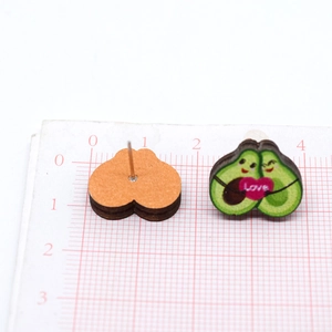 Vista detallada de pendientes de madera en forma de aguacate con estampado de Love