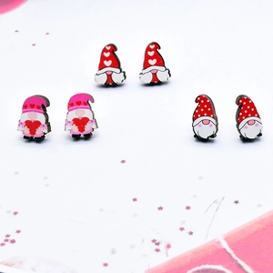 Tres pares de lindos pendientes de madera con gnomos y corazones para San Valentín