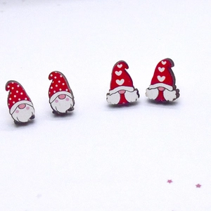 Set de pendientes de madera de gnomos navideños con diseños de corazones y lunares