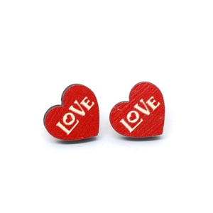 Pendientes de madera rojos con forma de corazón y texto LOVE blanco para San Valentín