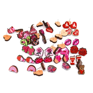 Set de pendientes de madera para San Valentín con motivos de corazón Cupido rosa y amor