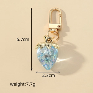 Hellblauer transparenter Erdbeere Schlüsselanhänger mit Goldclip auf Beige