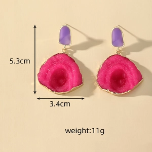 Detailed size view of retro resin earrings with dimensions 5.3cm height and 3.4cm width