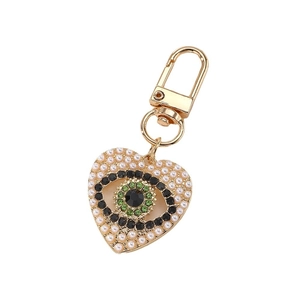 Porte-clés cœur œil protecteur élégant avec perles blanches et détails en cristal vert