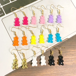 Set mit bunten Gummibärchen-Ohrringen in 9 hellen Bonbonfarben mit goldenen Haken