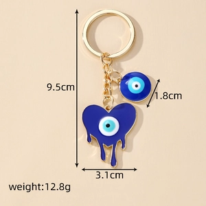Vue détaillée du porte-clés cœur mauvais œil avec dimensions de 9,5 cm de longueur