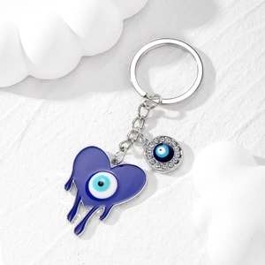 Porte-clés cœur Œil du Diable avec effet goutte d'huile bleue et breloque pompon