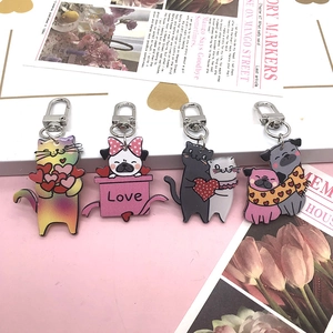 Lot de quatre porte-clés mignons en acrylique avec chats, chiens et motifs de cœurs