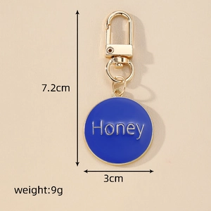 Detailansicht des blauen Honey-Schlüsselanhängers mit Maßen von 7,2 cm Länge und 3 cm
