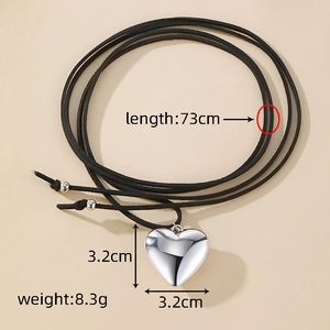 Collier minimaliste avec pendentif cœur argenté et long cordon noir réglable pour femme