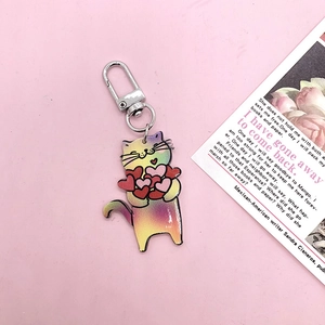 Gros plan d'un porte-clés chat en acrylique avec dégradé coloré et fermoir mousqueton argenté