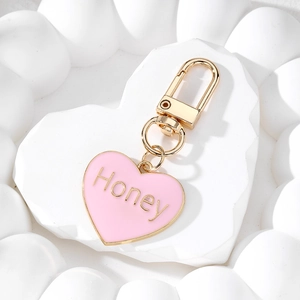 Rosa Herz-Schlüsselanhänger mit goldenem Honey-Schriftzug auf weißem Stein, Accessoire