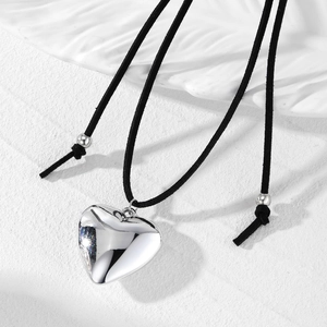 Collier à pendentif cœur minimaliste avec cordon en velours noir et finition argentée