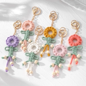 Handgemachter Gehäkelter Blumen Schlüsselanhänger Süßer Stoff Blumen Taschenanhänger Mit Holzperlen Charm Damen Schlüsselring