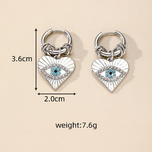 Dettaglio orecchini a cuore in argento con malocchio, dimensioni 3,6 cm x 2,0 cm