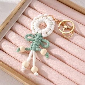 Handgefertigter Blumen-Schlüsselanhänger mit Holzperlen und grüner Schleife in Schmuckbox
