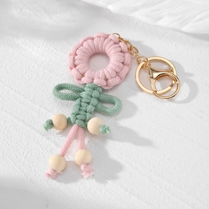 Süßer handgemachter Häkelblumen-Schlüsselanhänger mit rosa Blüten für Taschen