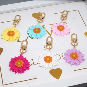 Set de seis llaveros de margaritas coloridas en acrílico con cierres dorados de metal