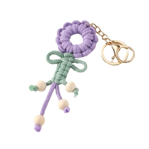 Handgefertigter gestrickter Blumen Schlüsselanhänger mit lila Blüten und Holzperlen