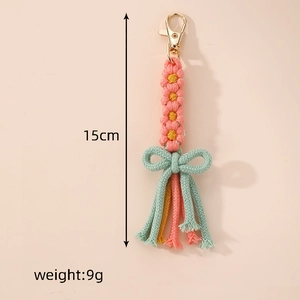 Portachiavi artigianale con margherite rosa, fiocco verde e nappa, lunghezza 15 cm