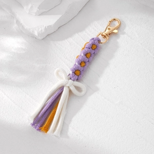 Dettaglio portachiavi margherita fatto a mano con petali viola e fiocco in cotone