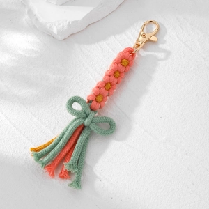 Dettaglio portachiavi artigianale con margherite rosa e fiocco in corda di cotone