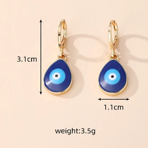 Détail de boucles d'oreilles œil bleu montrant les dimensions de 3,1 cm de haut et 1,1 cm de large