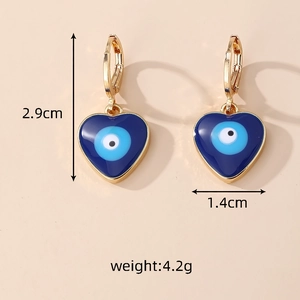 Détail de boucles d'oreilles cœur œil bleu avec dimensions de 2,9 cm et émail bleu