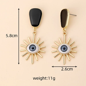 Détail de boucles d'oreilles œil maléfique rétro montrant les dimensions 5,8cm sur 2,6cm