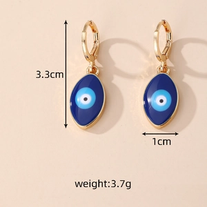Détail de boucles d'oreilles œil de démon avec dimensions 3,3cm et poids 3,7g
