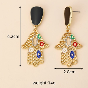 Vue détaillée des boucles d'oreilles Main de Fatma avec dimensions 6,2 cm sur 2,8 cm