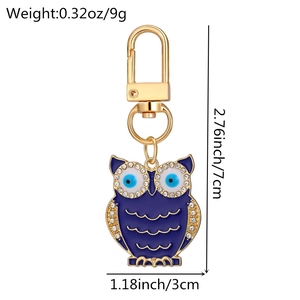 Détail du porte-clés hibou œil maléfique bleu avec strass, hauteur 7 cm et largeur 3 cm