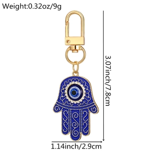 Détail du porte-clés Main de Fatma avec œil bleu émaillé et cristaux brillants